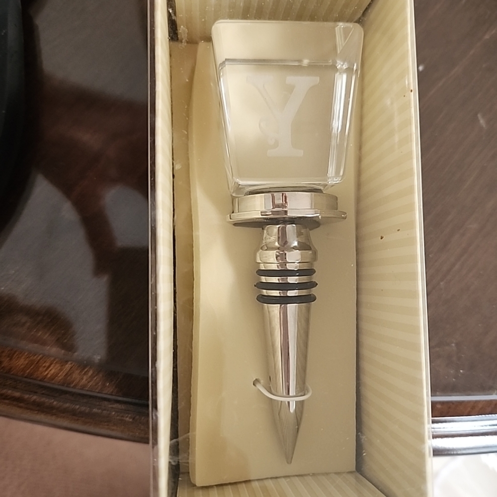 Wine stopper with monogram Y